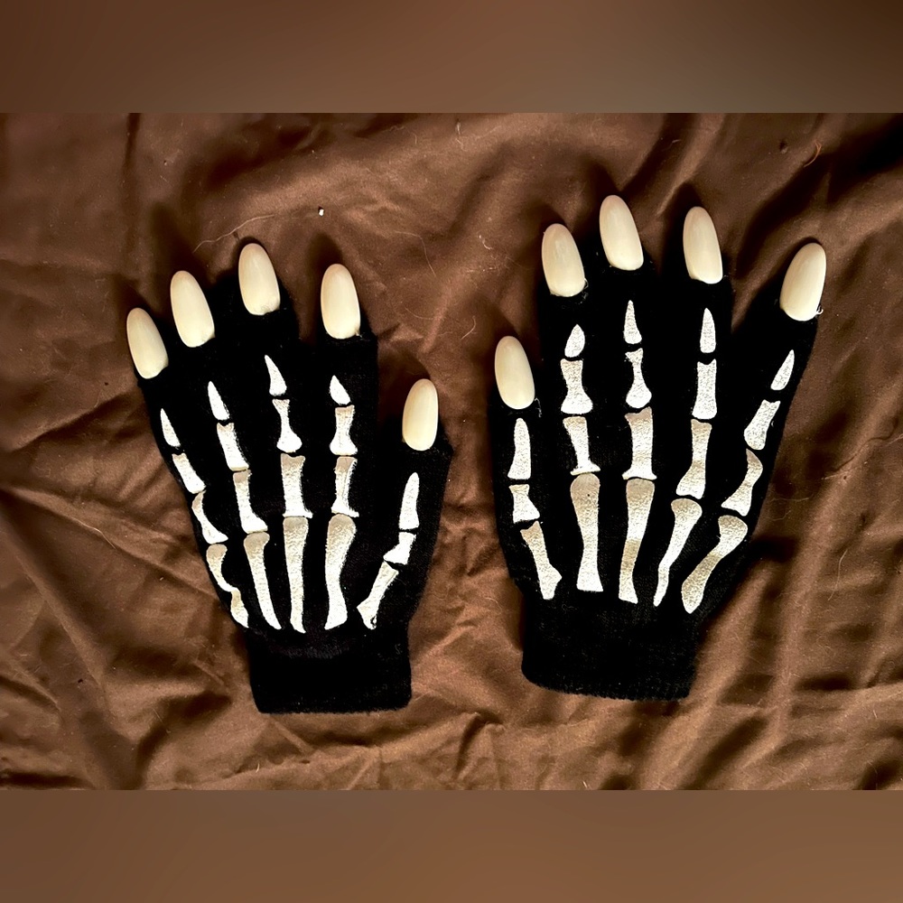 Skeleton Gloves With Nails